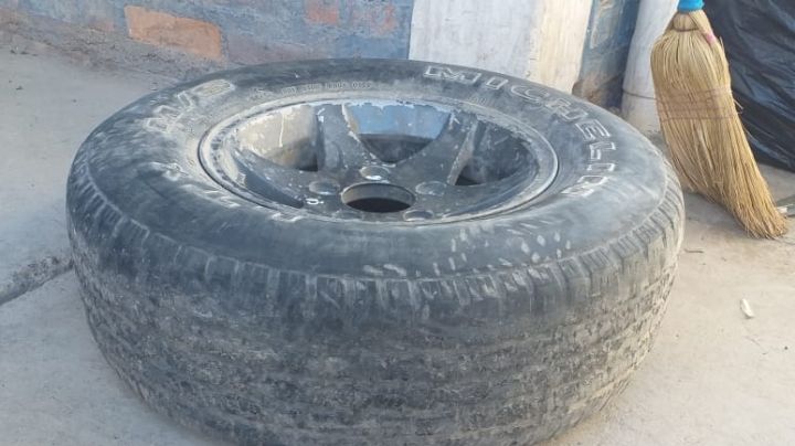 Roba ruedas en Chimbas: vieron a la policía, dejaron el botín y escaparon