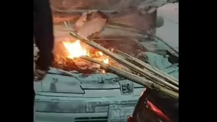 Un conductor la pasó mal en el microcentro: se le prendió fuego el auto