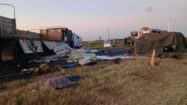 Cuatro muertos y un herido en un choque entre un  camioneta y un camión