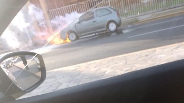 Susto en Rivadavia por un auto que ardió en llamas
