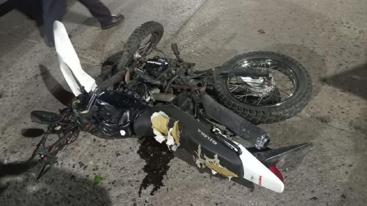Un joven manejaba su moto por Capital y lo chocó una camioneta