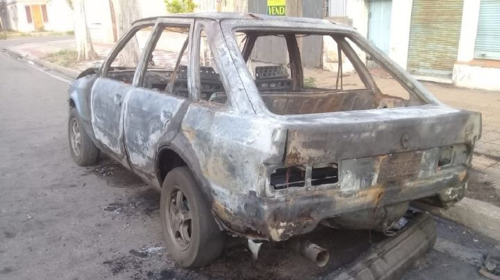 Misterio en Chimbas: se incendió un auto y nadie sabe por qué