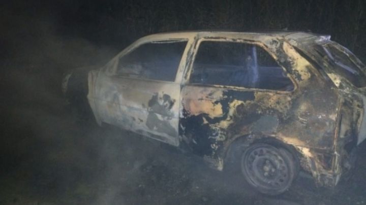 De locos: le robó el auto a su ex y se lo incendió frente a la policía