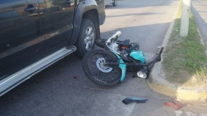 Motociclista chocó contra un auto y terminó con una dolorosa fractura