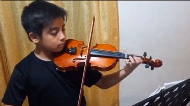 Un mini violinista que sigue los pasos de su papá