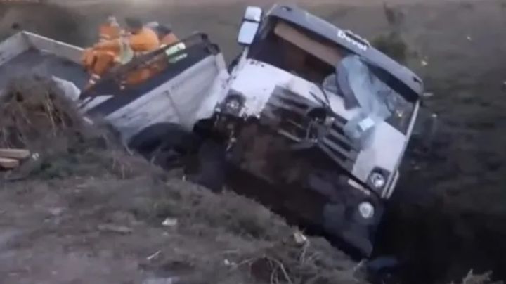 Impactante vuelco de un camión: ¿el conductor se durmió al volante?
