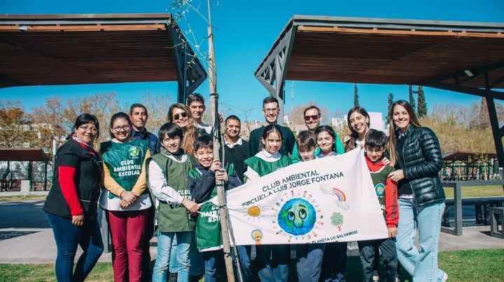Con los pequeños de clubes ambientales, reforestaron el Parque de Mayo