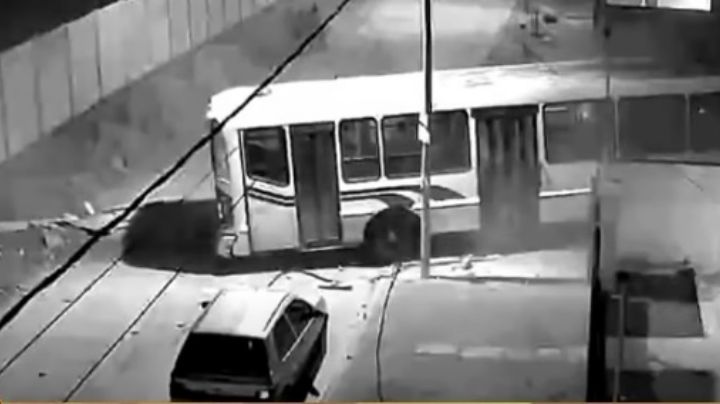 Tremendo video: chofer se desmayó manejando y se metió de lleno en una casa
