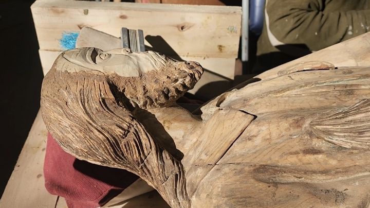 El duro e importante trabajo de restaurar una histórica escultura dentro del Penal de Chimbas