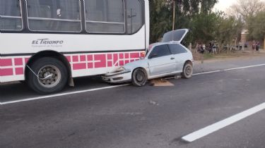 Tremendo choque en Caucete: los dos ocupantes del auto fueron trasladados al Hospital