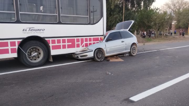 Tremendo choque en Caucete: los dos ocupantes del auto fueron trasladados al Hospital