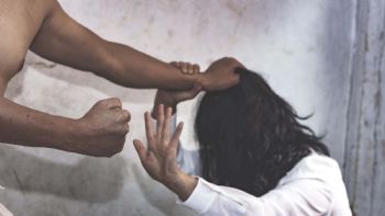 El calvario de una mujer sanjuanina: su pareja la golpeaba, mordía y ahorcaba
