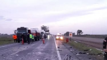 Brutal accidente en la ruta entre un colectivo y un auto dejó 3 muertos