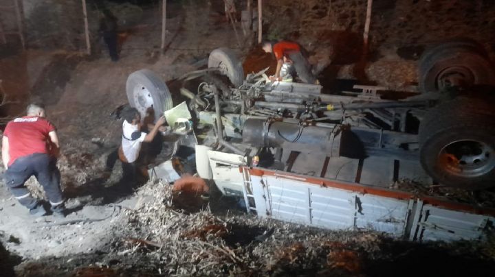 Impactantes imágenes: así quedó el camión que volcó en Pocito