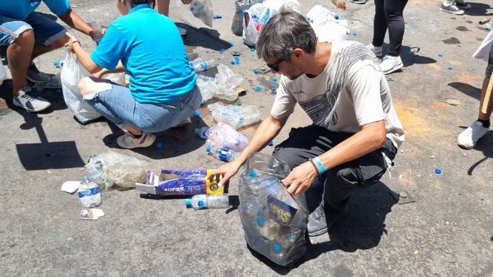 Ejemplar: tras la marcha, sanjuaninos levantaron la basura en Plaza 25
