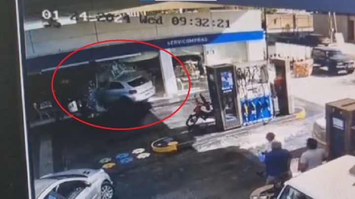 Video: el momento exacto en el que el auto atravesó el vidrio de la YPF