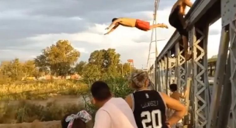 Viral: de panza, se tiró desde un puente al Río Mendoza y otro aterrizó de espalda en el pavimento