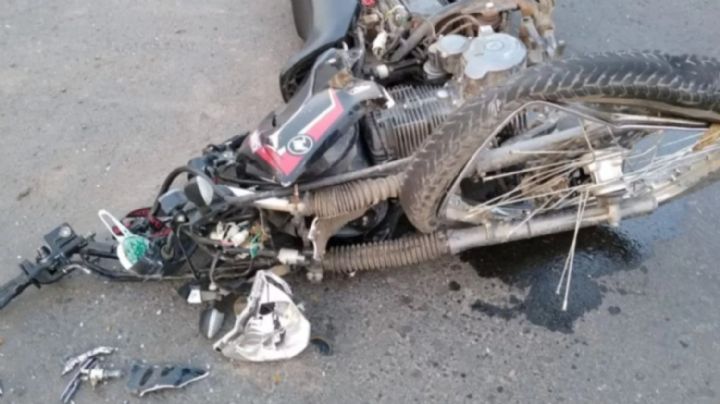 Un abuelo viajaba por Capital, chocó y salió despedido de su moto