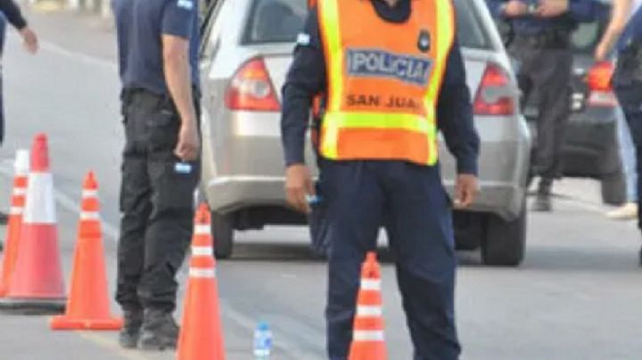 Insólito: cuatro jóvenes se robaron unos conos de tránsito de un control policial