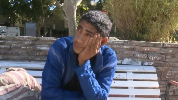 Triste historia del joven que duerme en la calle desde la muerte de su abuela
