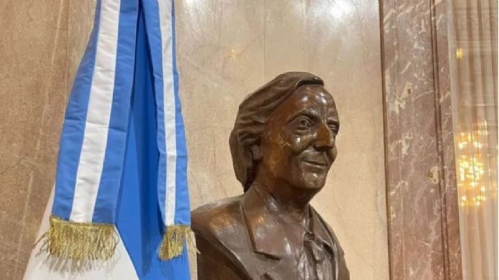 Villaruel ordenó sacar el busto de Kirchner del Congreso