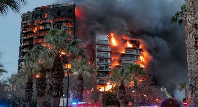 Un gran incendio en Valencia dejó cuatro muertos, 14 heridos y 19 desaparecidos