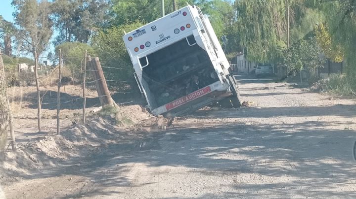 Un camión municipal se clavó en un hoyo gigante en Rivadavia