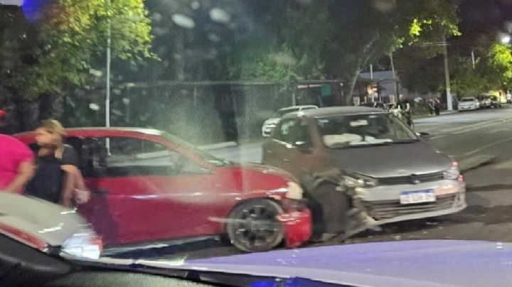 Brutal choque entre dos autos en una esquina con semáforo en Rivadavia