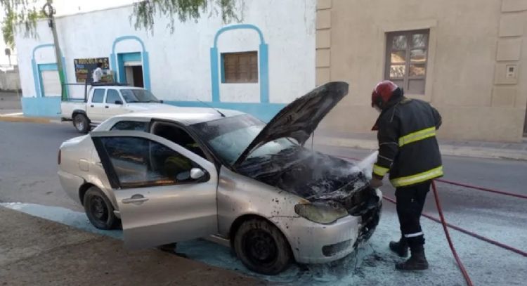 Pánico en Jáchal por un auto que ardió en llamas en la calle