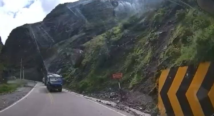 Video del impresionante momento en que un deslizamiento de rocas aplastó un camión