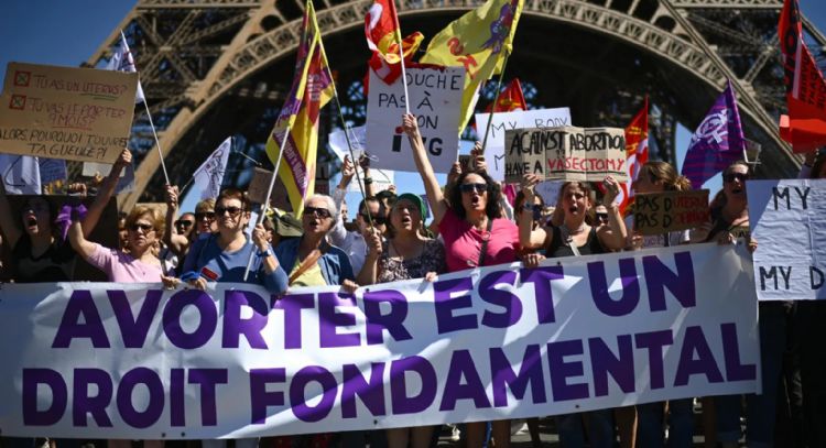 Se legalizó el aborto en Francia por derecho constitucional