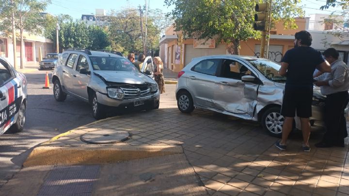 Susto en Capital por un brutal choque entre un auto y una camioneta